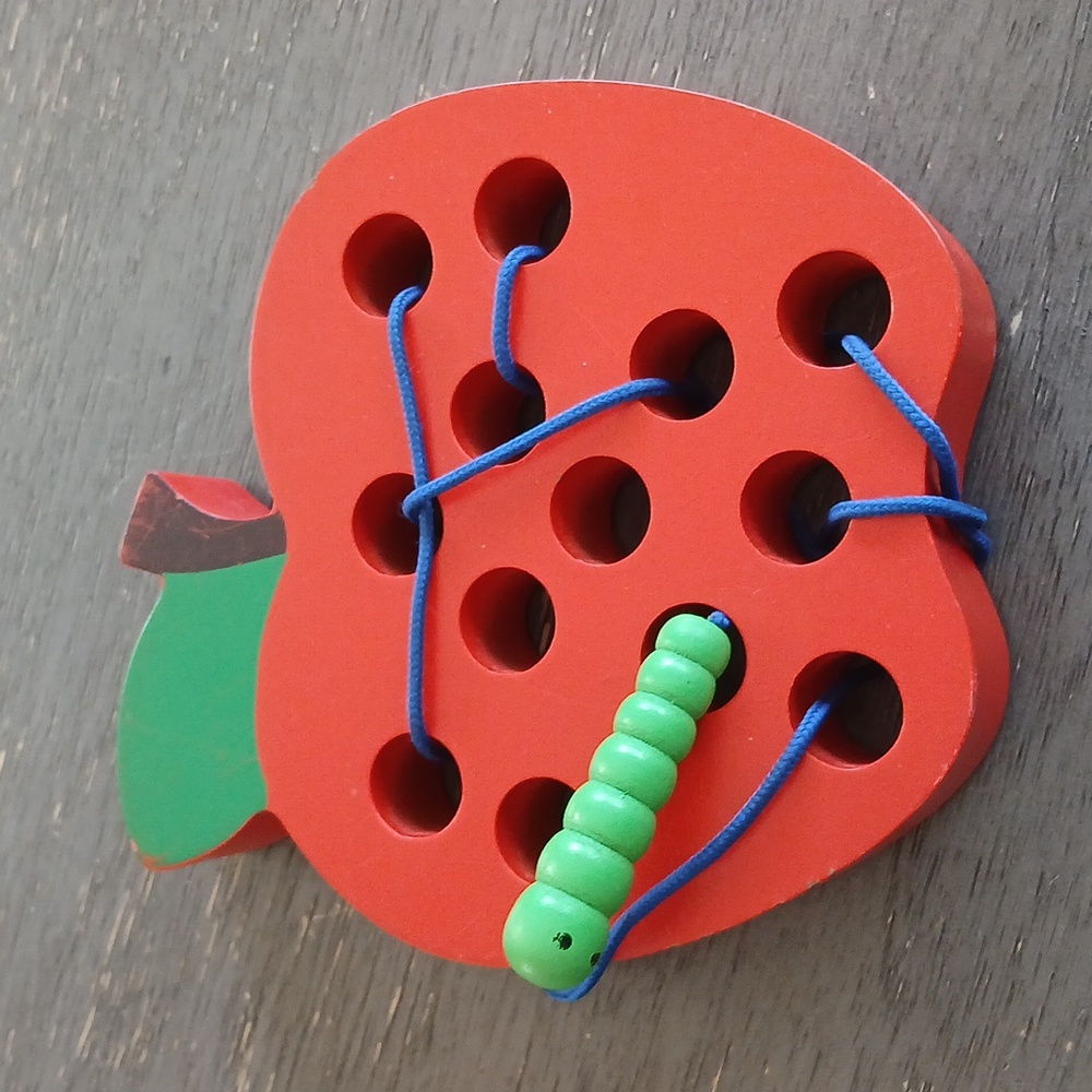 Lacing apple